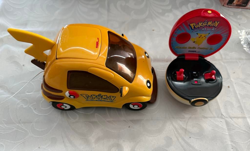 Pokémon Pikachu RC Auto met Pokébal Afstandsbediening, Ophalen of Verzenden, Gebruikt