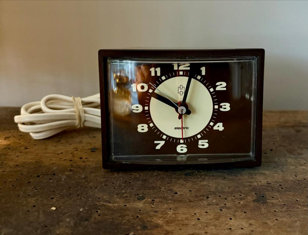 Vintage HEMA elektrische wekker - Bruin, analoog, Ophalen of Verzenden, Gebruikt, Analoog