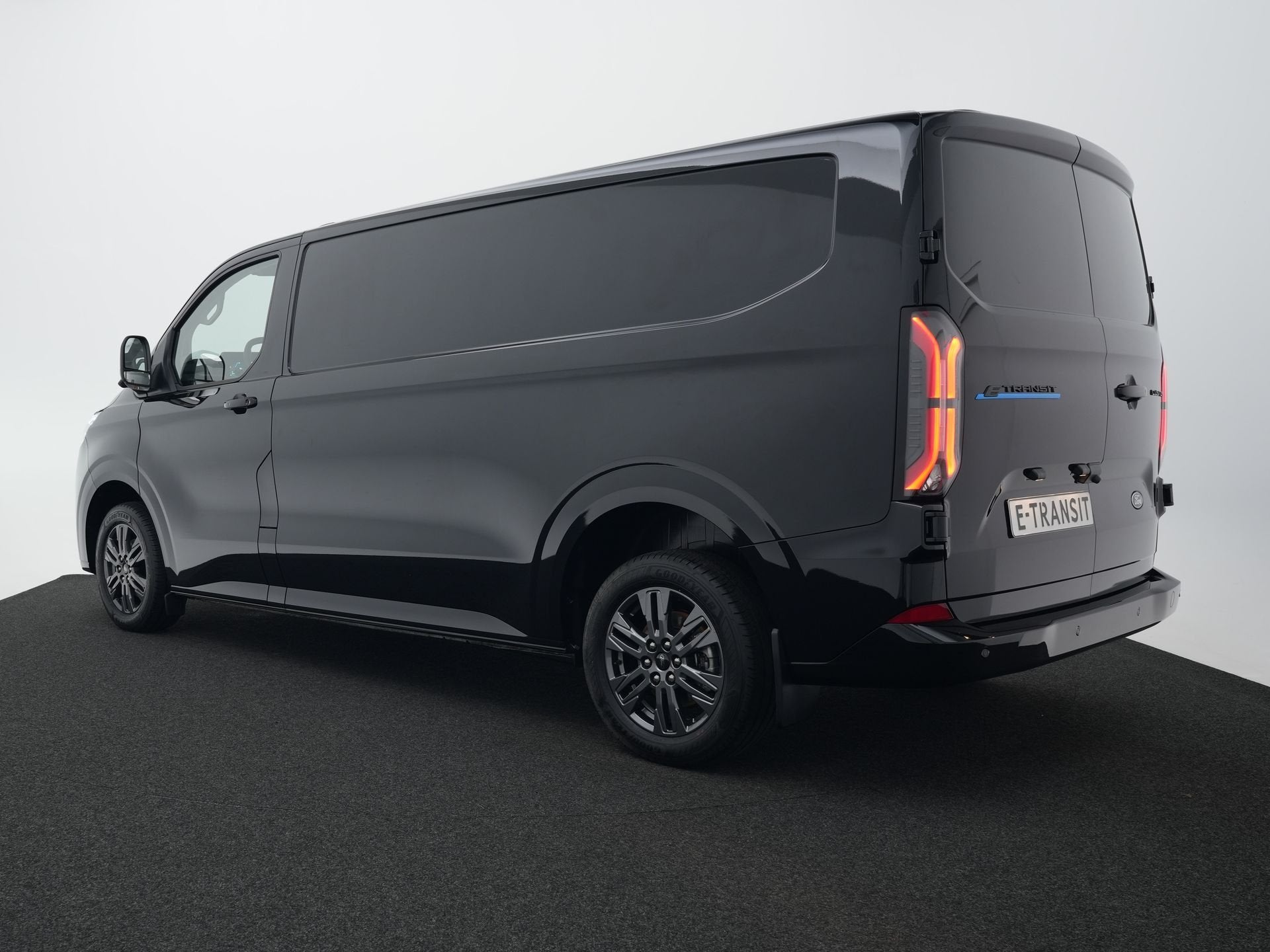 Ford E-Transit Custom 340 L2H1 Limited 71 kWh 360 graden cam, Auto's, Automaat, Zwart, Zwart, Nieuw