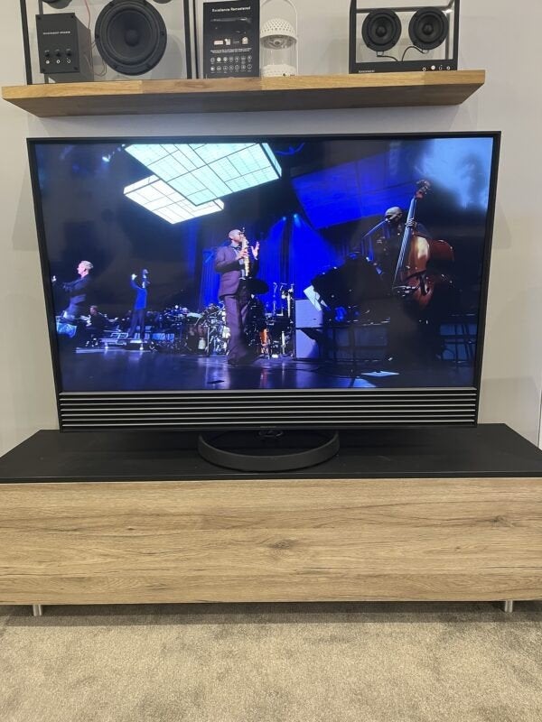 Beovision horizon 40 op table stand, Ophalen of Verzenden, Zo goed als nieuw, 100 cm of meer, Overige merken