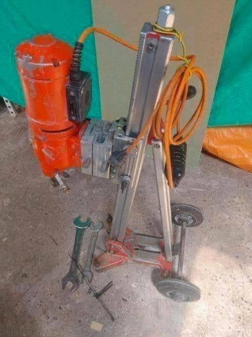 WEKA DK-22 3-snelheden diamantboormachine op statief, Ophalen, 600 watt of meer, Zo goed als nieuw, Variabele snelheid