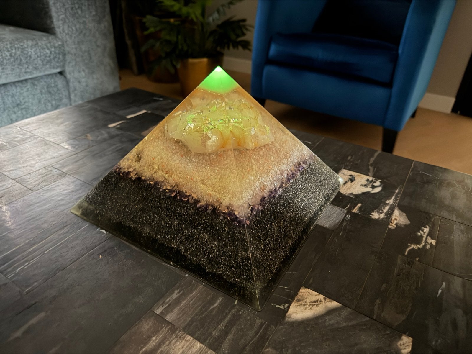 Handgemaakte Orgonite Piramide 26x26x19cm 9kg, Ophalen, Meerkleurig, Overige stijlen, Nieuw