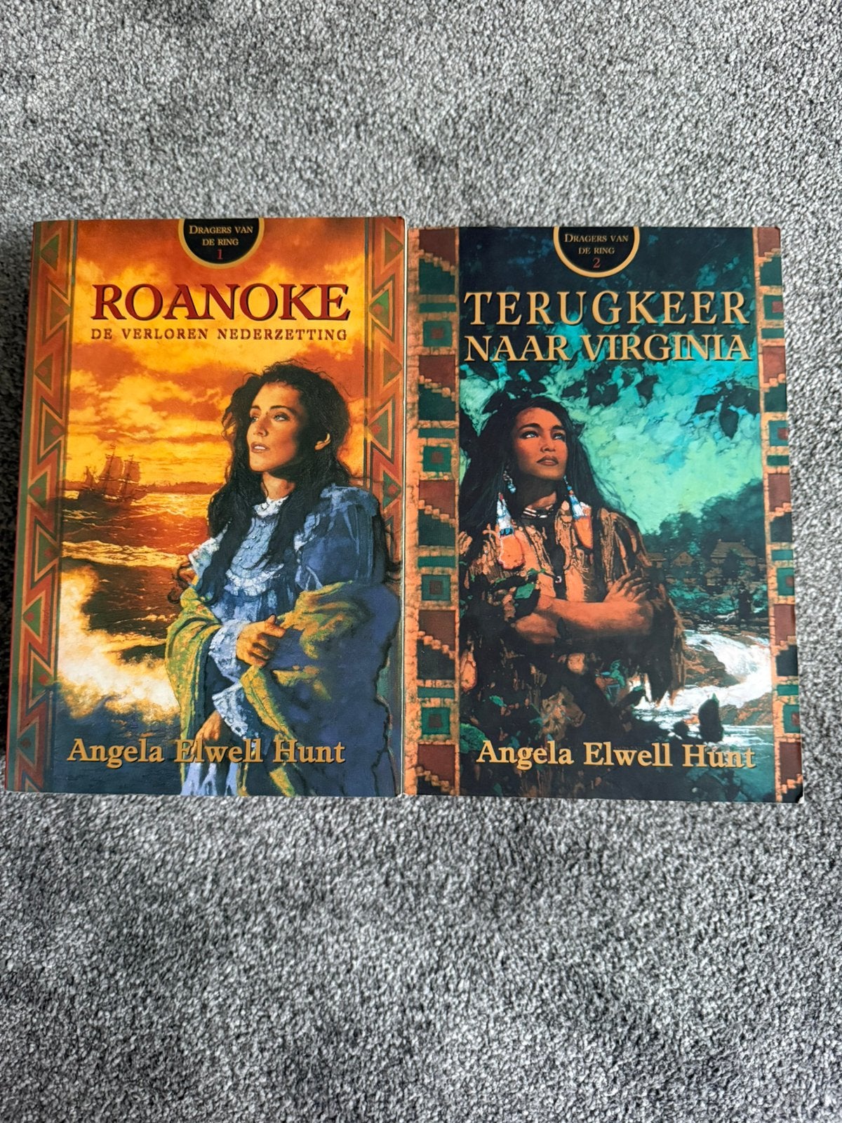 Deel 1 en 2 A. Elwell Hunt - Roanoke dragers van de ring, Boeken, Ophalen of Verzenden, Zo goed als nieuw, A. Elwell Hunt