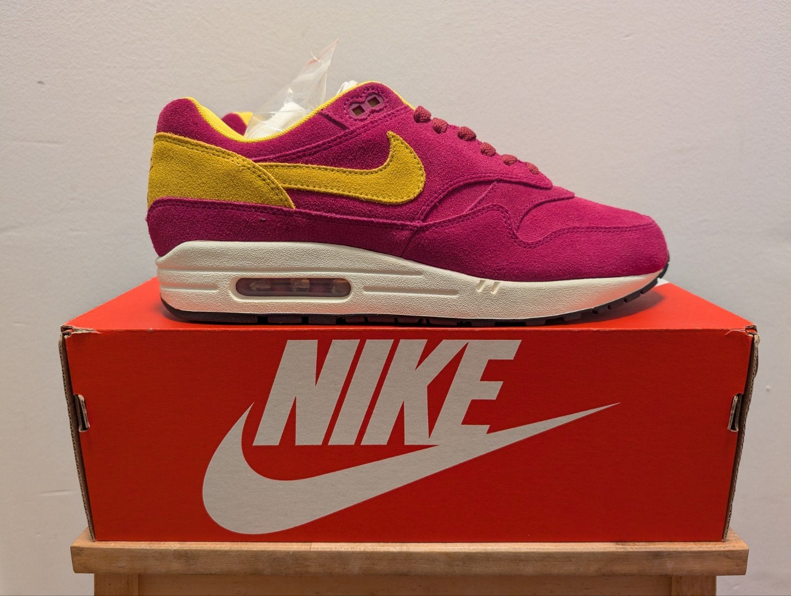 Nike Air Max 1 Dynamic Berry 43, Kleding | Heren, Schoenen, Nike air max, Overige kleuren, Nieuw, Ophalen of Verzenden