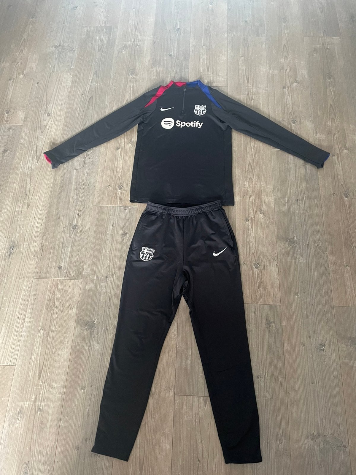 Trainingspak barcelona, Sport en Fitness, Voetbal, Maat XS of kleiner, Ophalen of Verzenden, Zo goed als nieuw, Trainingspak