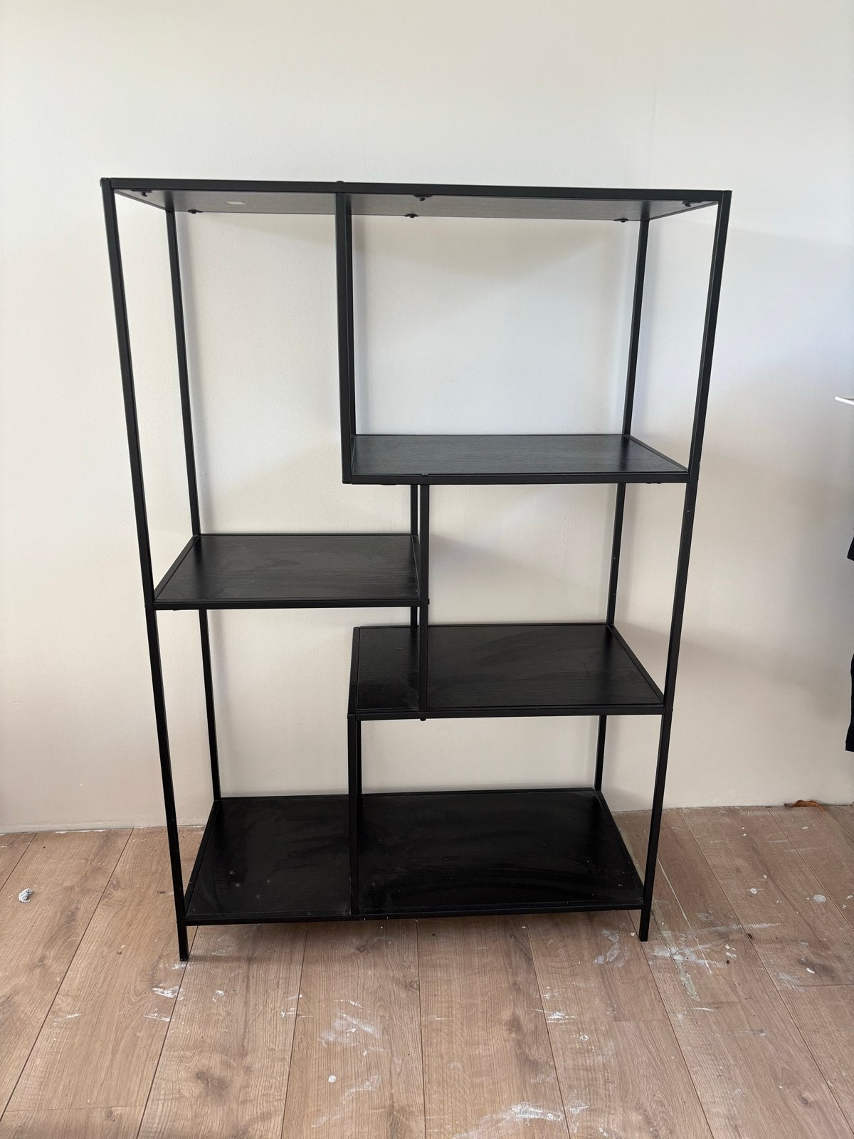 Zwart metalen en houten open kast met asymmetrische planken, Met plank(en), 100 tot 150 cm, Zo goed als nieuw, Metaal