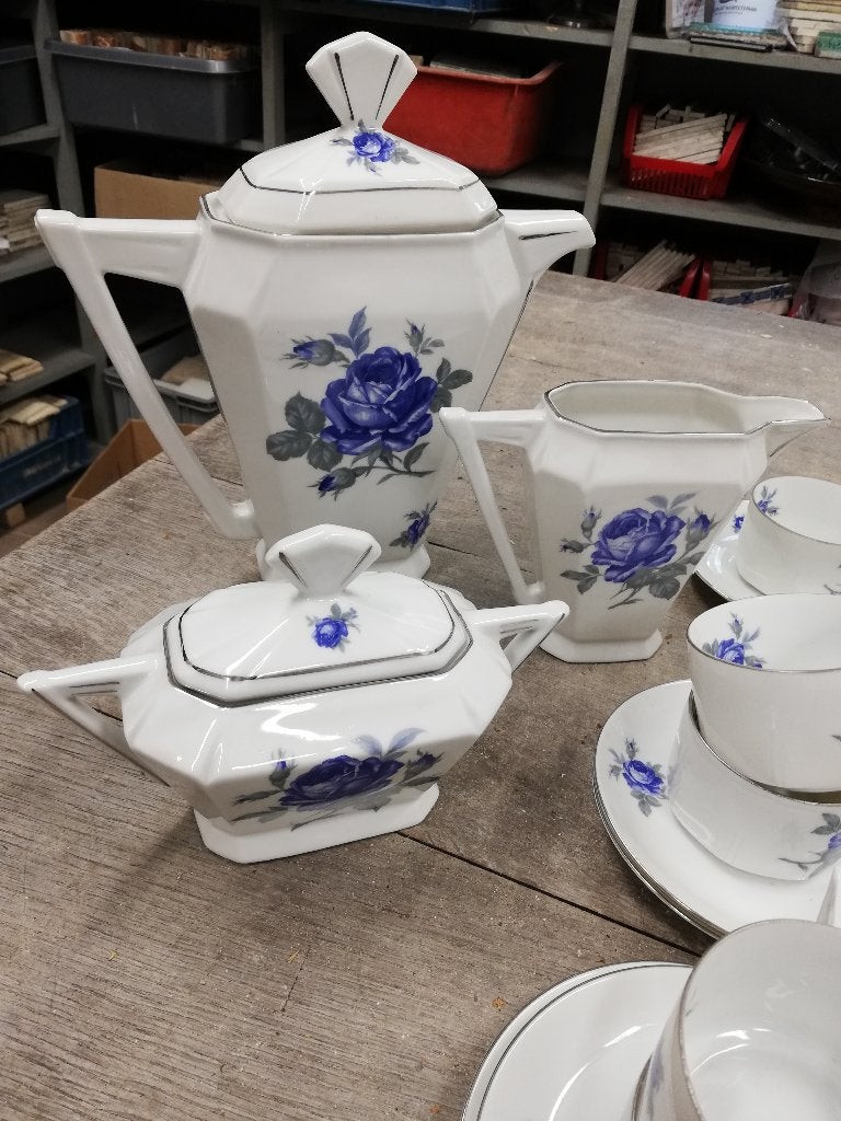 Foto 2 van 12 pers. art deco servies blauwe/grijze rozen, zilver randje