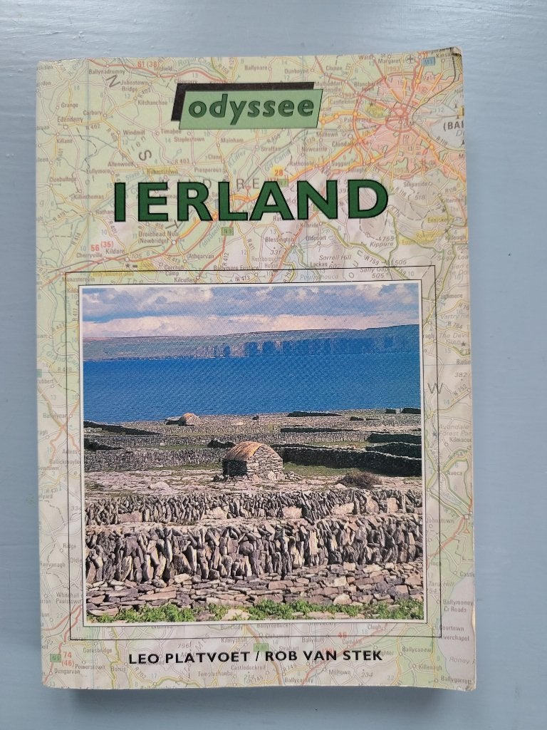 Boek Ierland - Leo Platvoet en Rob van Stek, Europa, Ophalen of Verzenden, Reisgids of -boek, Gelezen