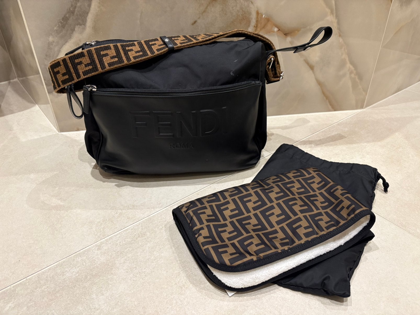 Mooie Originele Fendi Luiertas zwart logo band, Gebruikt, Zwart, Bevestiging voor kinderwagen, Ophalen
