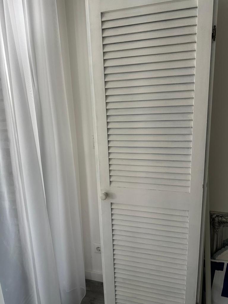 Lange kast met louvre deur, Ophalen