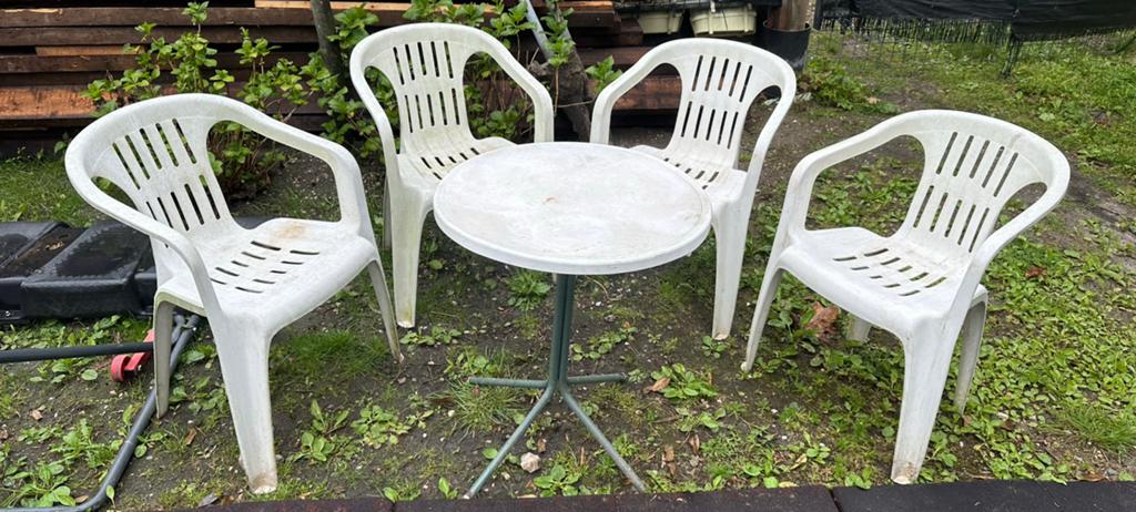 4 witte kuipjes en tafeltje, Ophalen, Gebruikt, Kunststof, 4 zitplaatsen