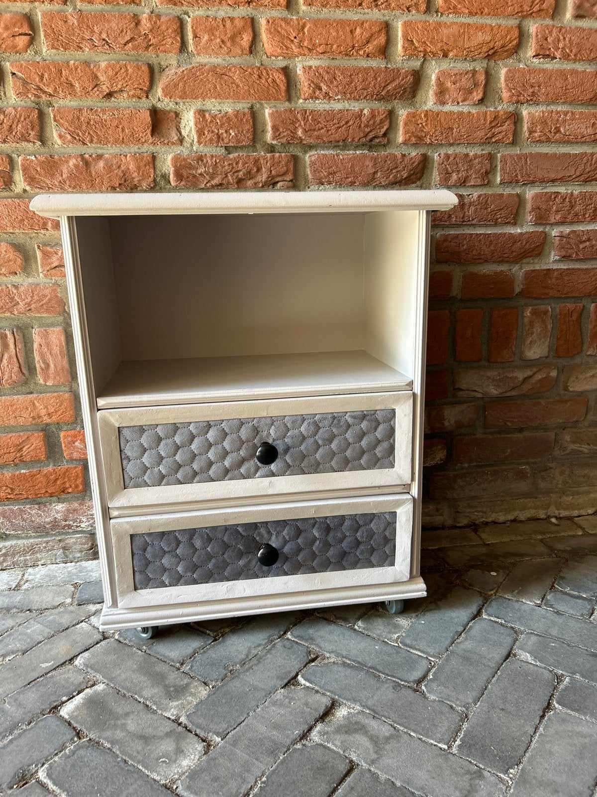 Nachtkastje taupe kleur, zelf opgeknapt, Huis en Inrichting, Slaapkamer | Nachtkastjes, Gebruikt, Minder dan 45 cm, Hout, 55 tot 70 cm