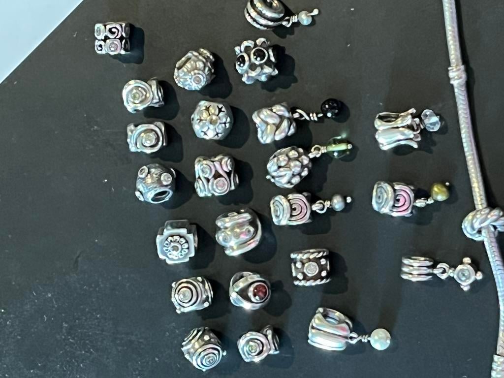 Pandora bedels met steentjes of strass., Pandora, Ophalen of Verzenden, Zo goed als nieuw, 4 bedels of meer