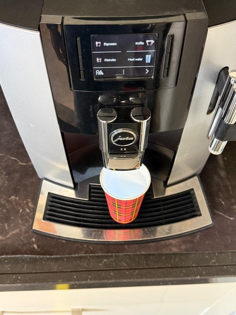 jura e8 in zeer nette staat, Witgoed en Apparatuur, Koffiezetapparaten, 10 kopjes of meer, Ophalen, Zo goed als nieuw, Koffiemachine