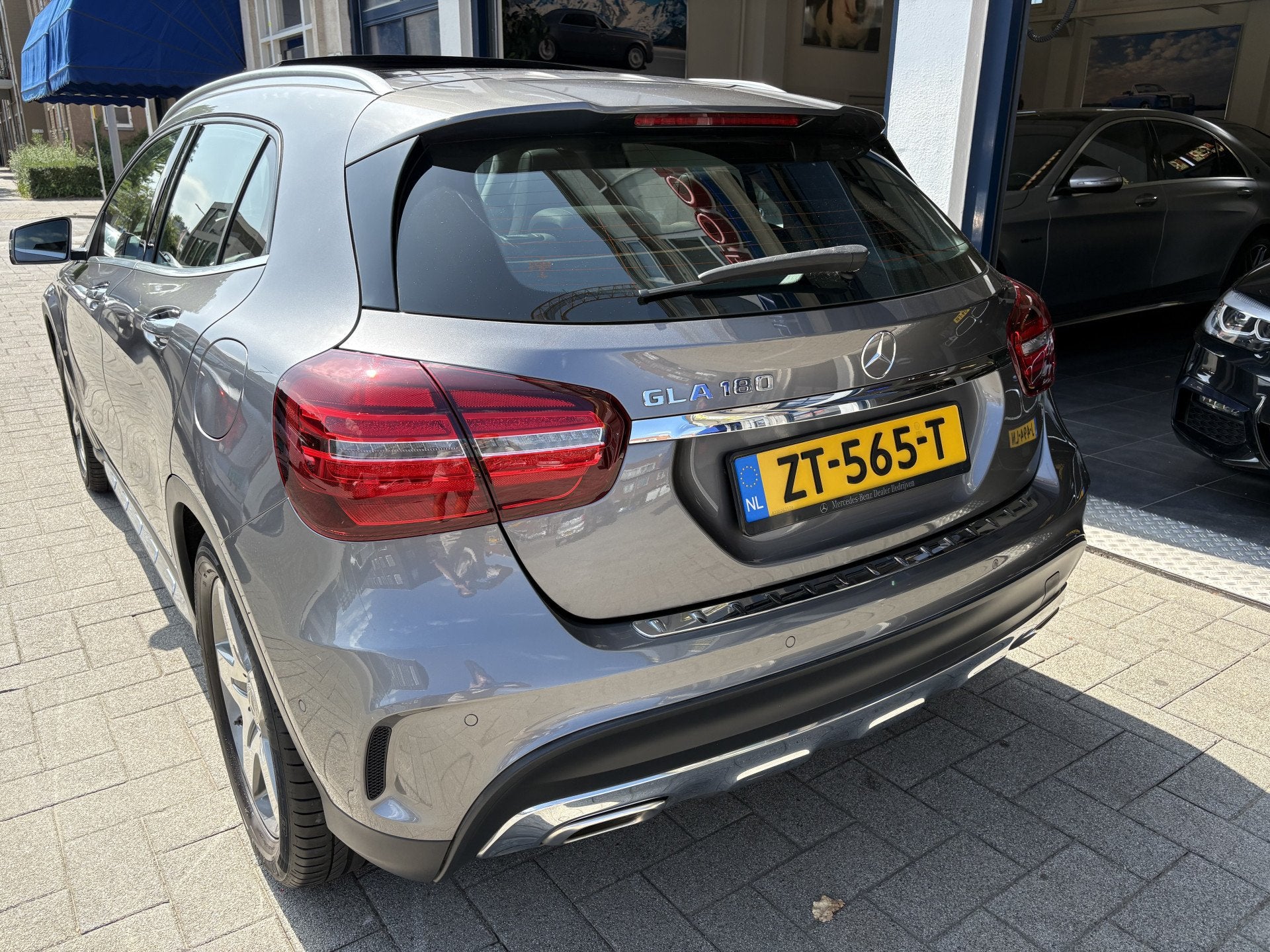 Mercedes-Benz GLA 180 Business Solution AMG NL AUTO/NAP/PANO, Auto's, Gebruikt, Euro 6, 4 cilinders, 715 kg
