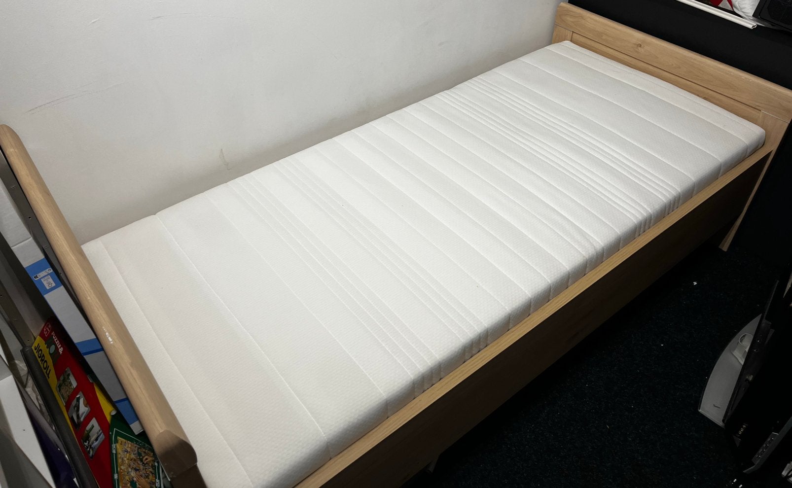 Eenpersoonsbed met elektrische bedbodem, Ophalen, 90 cm, Eenpersoons, Zo goed als nieuw