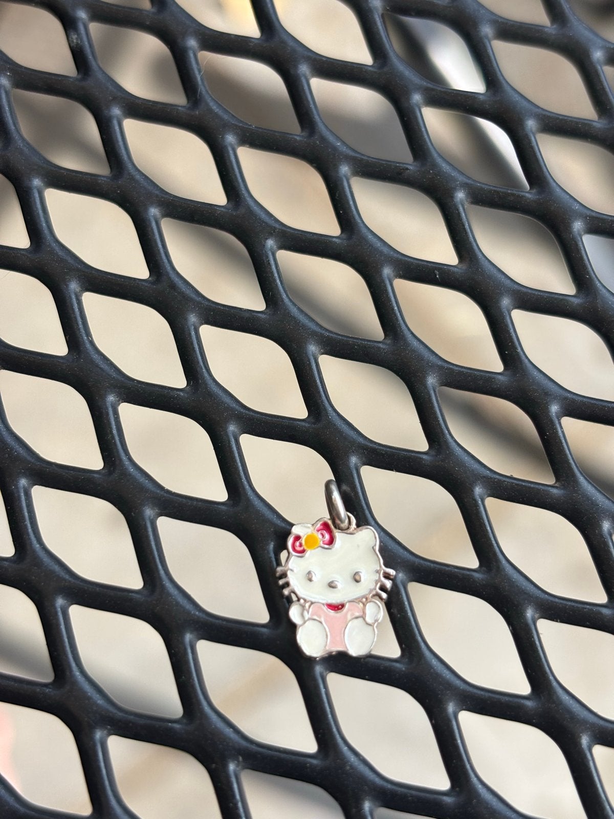 Hello Kitty bedel / hangertje - Zilverkleurig met emaille, Ophalen of Verzenden, Zo goed als nieuw, Zilver, Overige kleuren