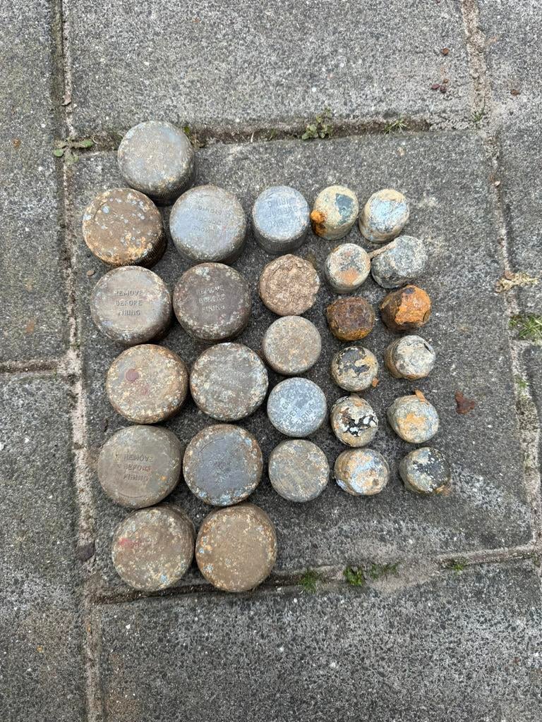 Groot Lot ‘Remove before Firing’ Doppen WW2, Verzamelen, Ophalen of Verzenden, Landmacht, Engeland, Hulzen of Bodemvondsten