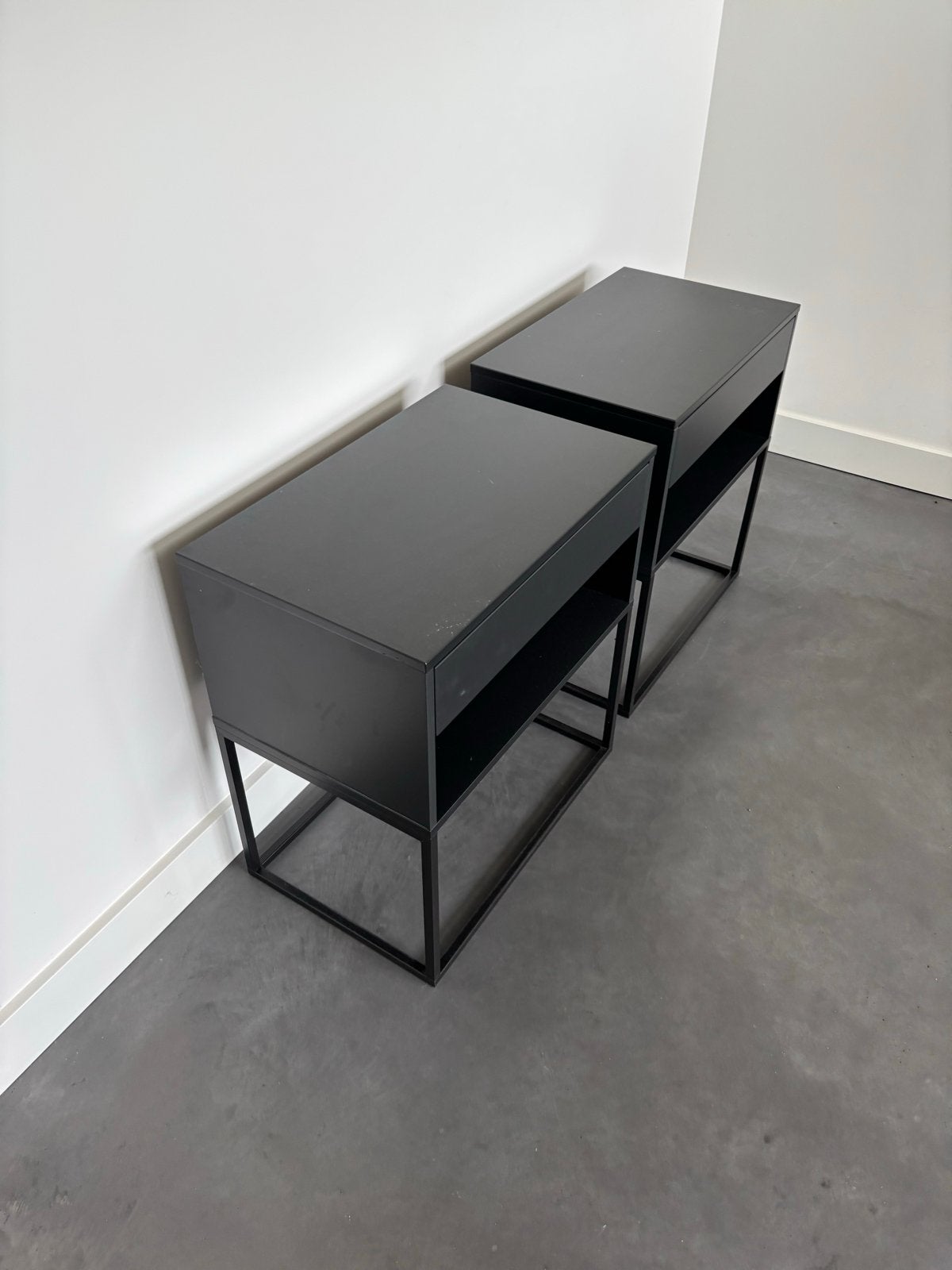 Set van 2 zwarte  strakke design nachtkastjes met lade, Ophalen, Gebruikt, Minder dan 45 cm, Metaal of Aluminium