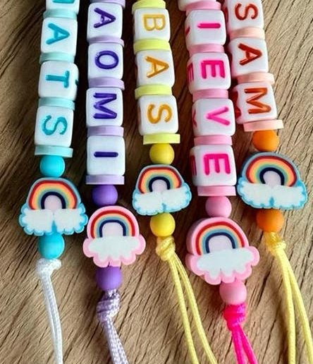 Regenboog sleutelhanger met naam -traktatie basisschool-, Ophalen of Verzenden, Nieuw, Feestartikel, Verjaardag