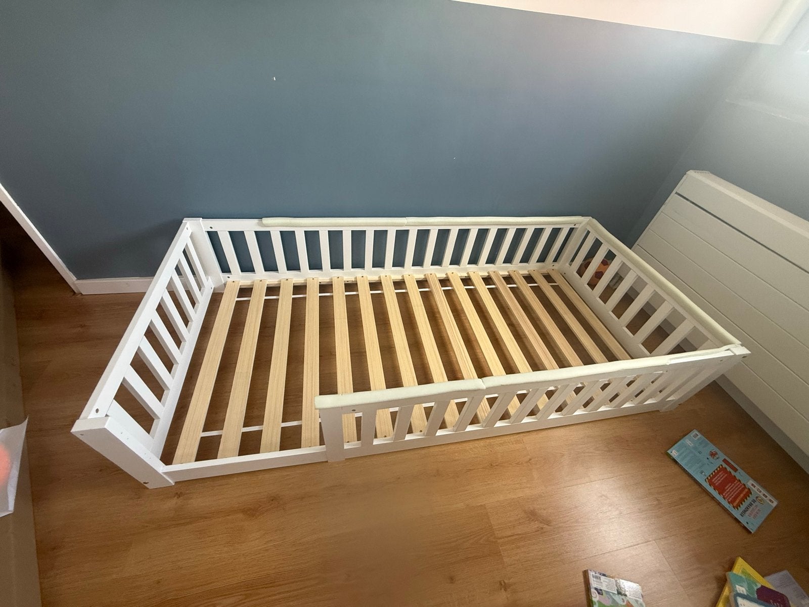 Vloerbed 90x200 met lattenbodem en schuimranden, Ophalen, 85 tot 100 cm, Gebruikt, Lattenbodem