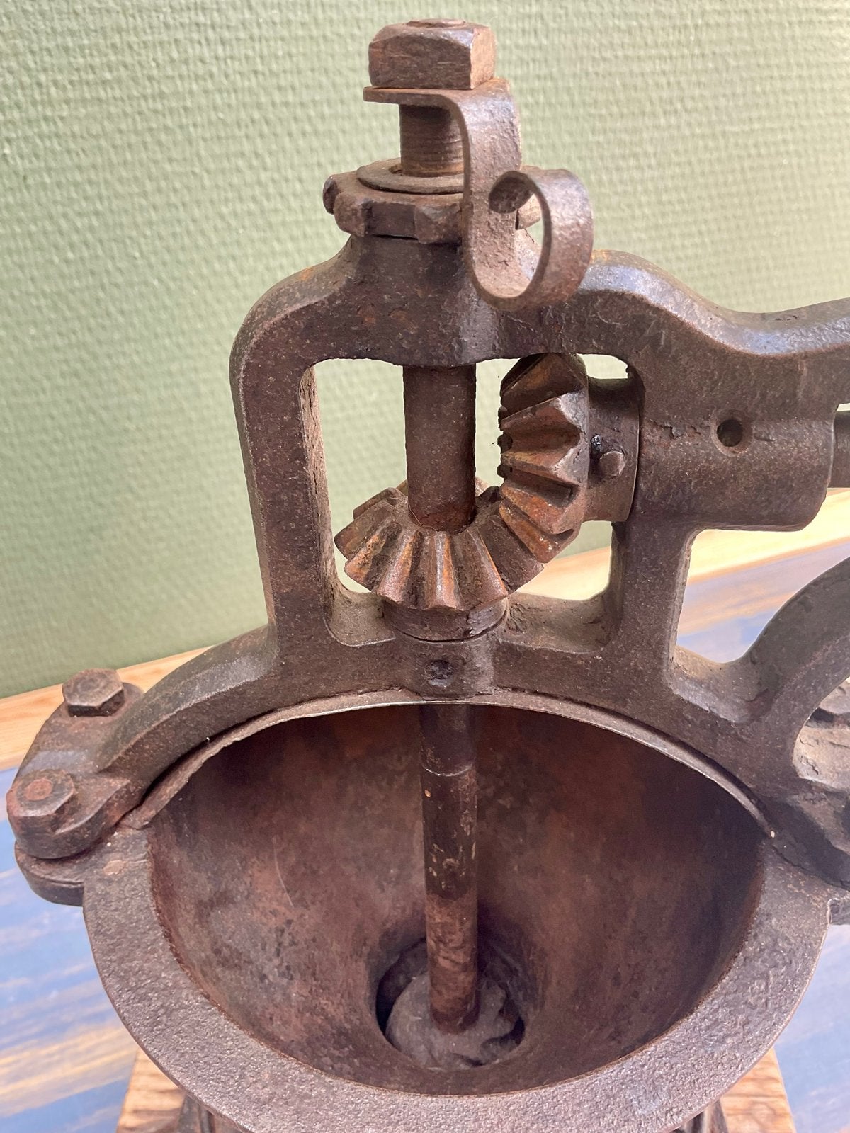 Antieke Peugeot koffiemolen, gietijzer met houten lade, Antiek en Kunst, Antiek | Keukenbenodigdheden, Ophalen