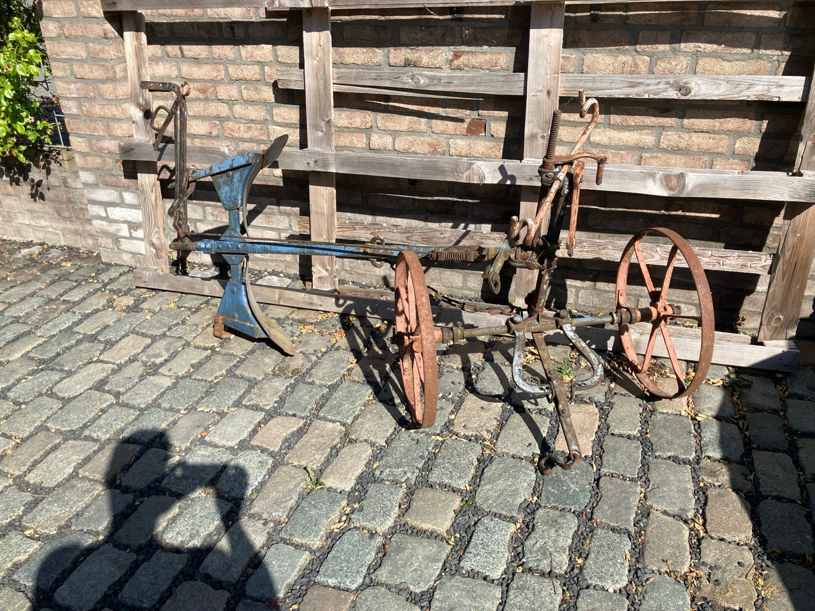 Oude ploeg - decoratief landbouwwerktuig, Ophalen
