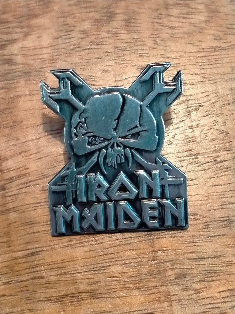 Iron Maiden the Final Frontier 2010 logo metal hardrock pin, Verzenden, Zo goed als nieuw