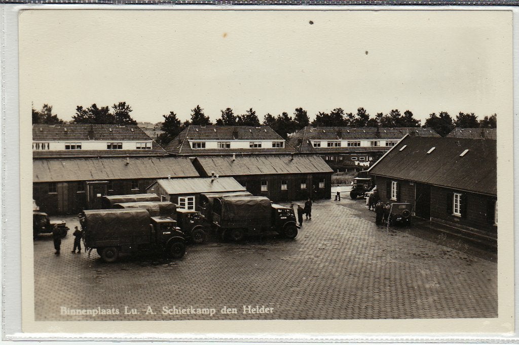 Den Helder Binnenplaats LU Schietkamp met oude vrachtwagens, Verzenden, 1940 tot 1960, Gelopen, Noord-Holland