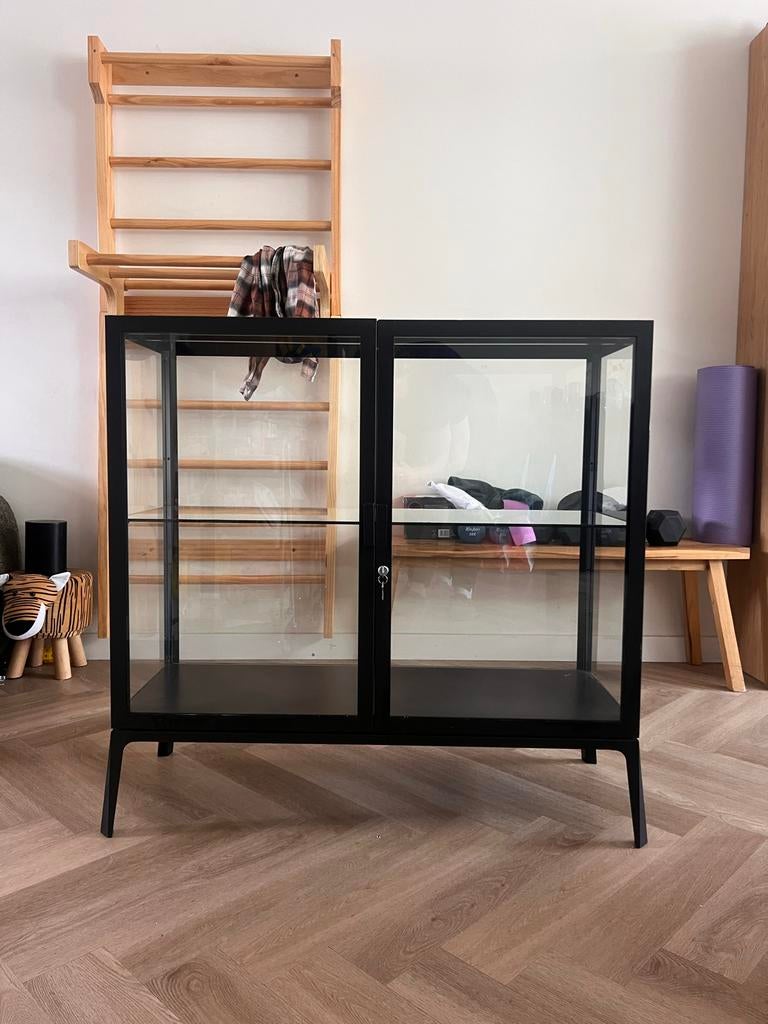 IKEA Milsbo vitrinekast - Zwart glas en metaal, Huis en Inrichting, Kasten | Vitrinekasten, Gebruikt, 100 tot 150 cm, 50 tot 100 cm