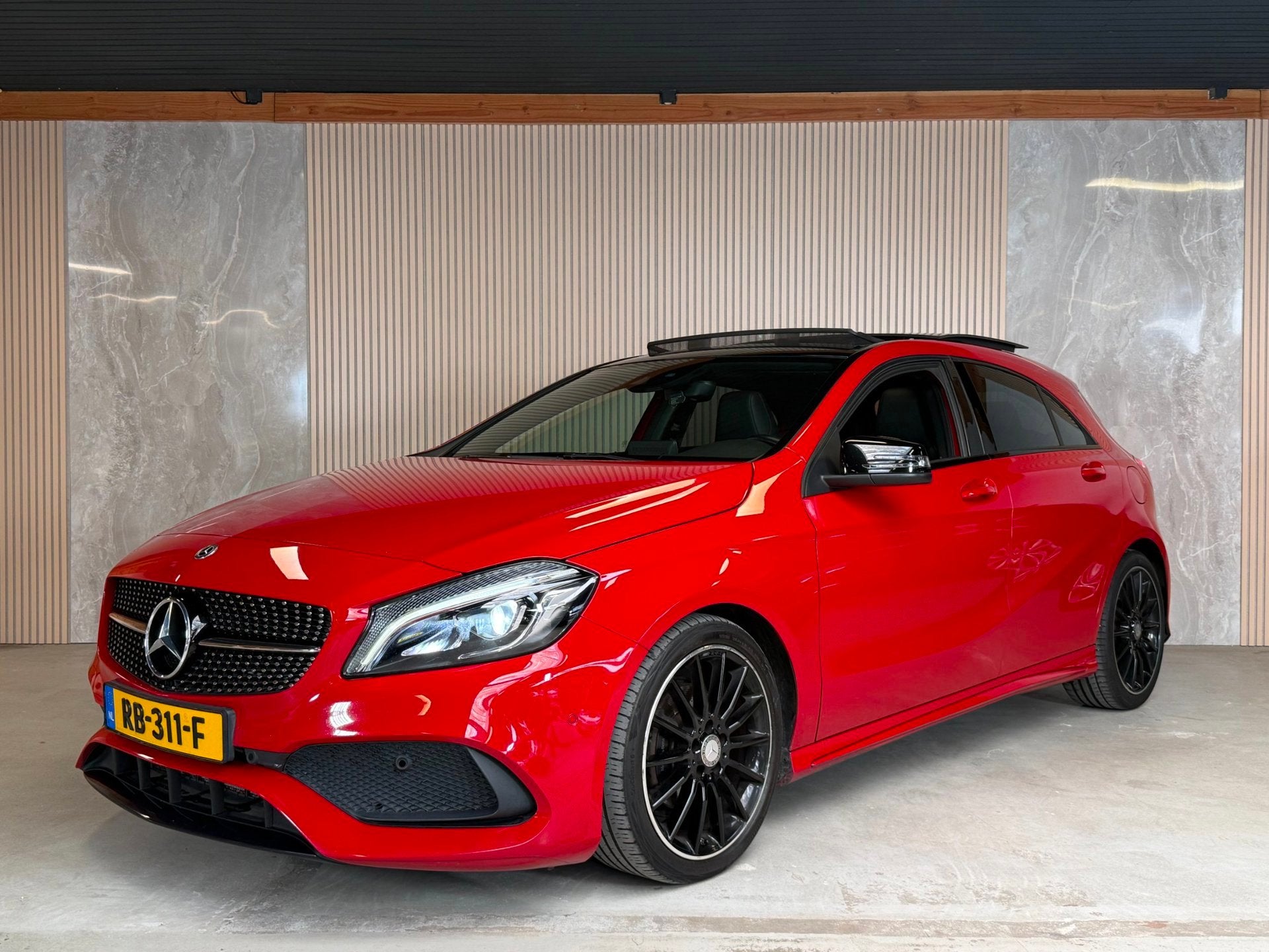 Mercedes-Benz A-klasse 180 Ambition AMG Pano/Carplay/Cruise, Auto's, Gebruikt, 4 cilinders, Automatische klimaatregeling, Leder en Stof