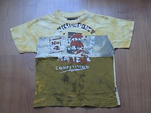 GERESERVEERD Akmo Works Stoer geel gevlekt t-shirt maat 104, Gebruikt, Ophalen of Verzenden, AKMO, Shirt of Longsleeve