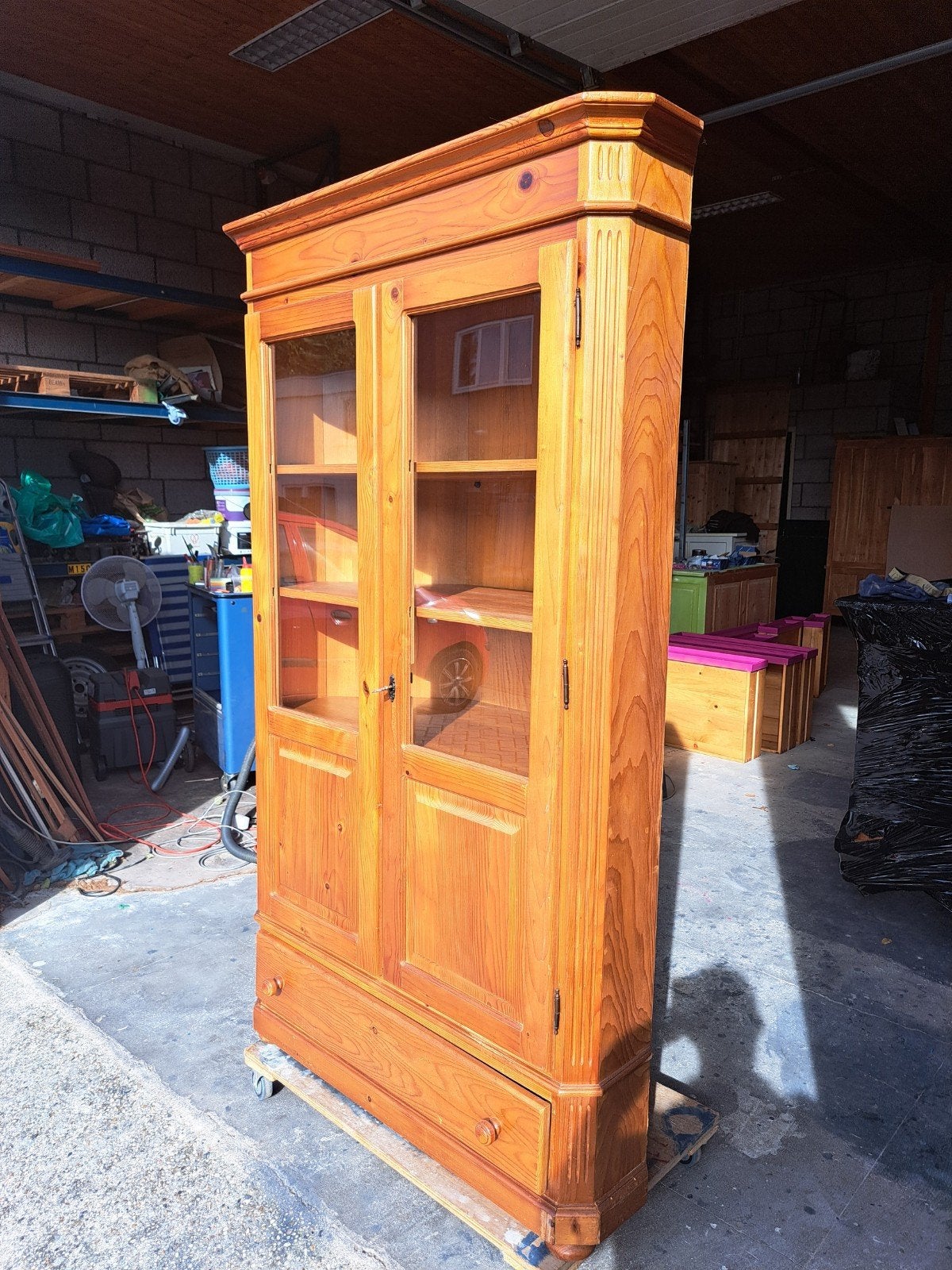 grenen vitrinekast hoekkast, R.kooij65@gmail.com, Gebruikt, 100 tot 150 cm, Met lade(s)