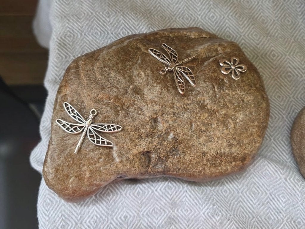 Gedenksteen, tuindecoratie, 2 libellen op een kei, libelle, Ophalen of Verzenden, Nieuw, Dier