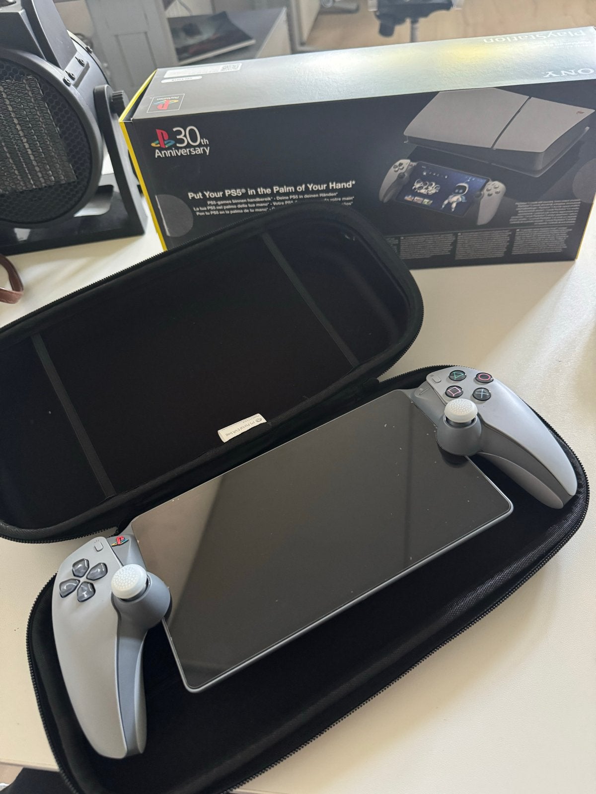 Foto 2 van PlayStation Portal Remote Player 30th Anniversary Edition