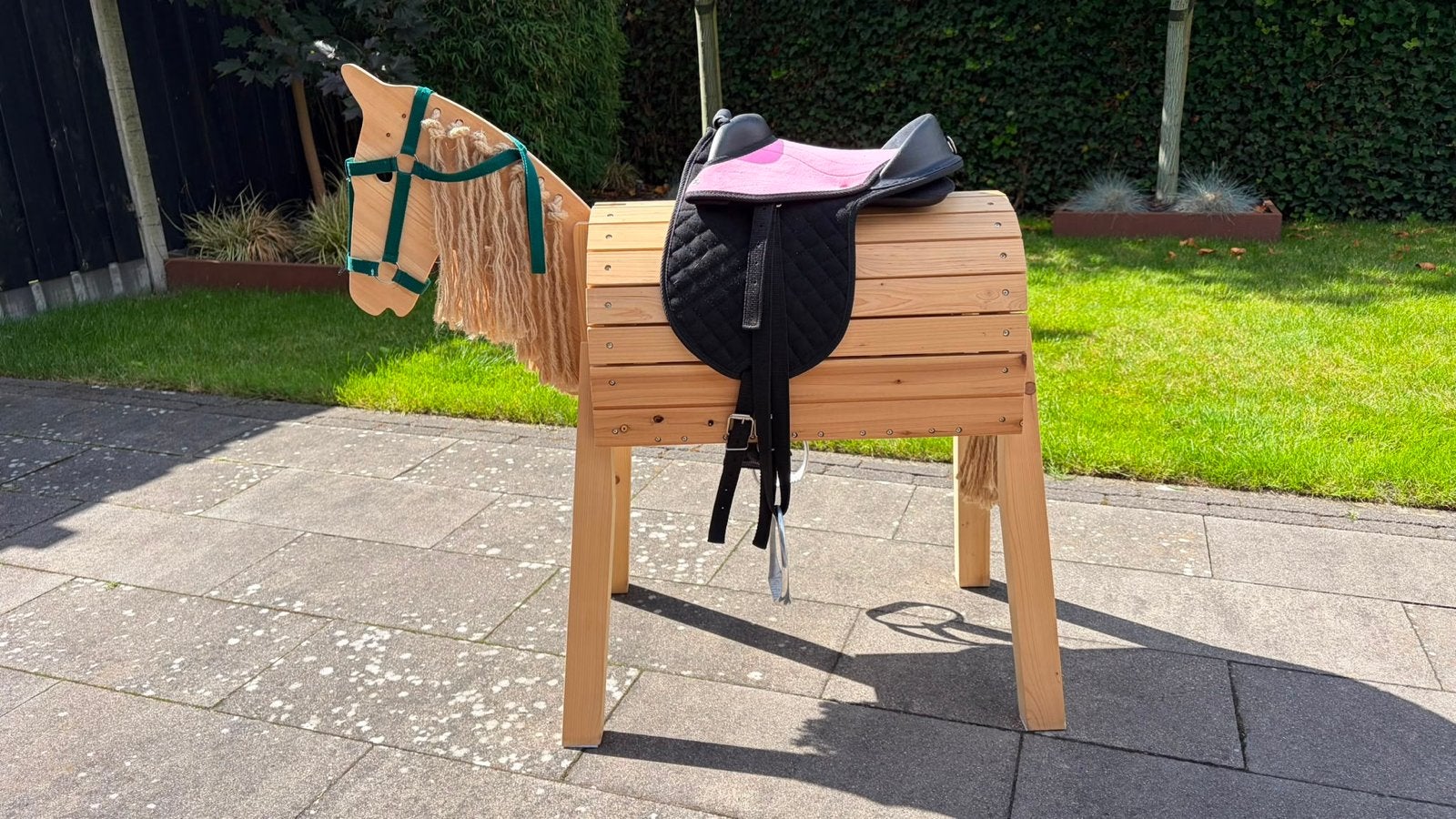 Houten hobbyhorse met zadel en poetsset, Ophalen, Zo goed als nieuw, Jongen of Meisje