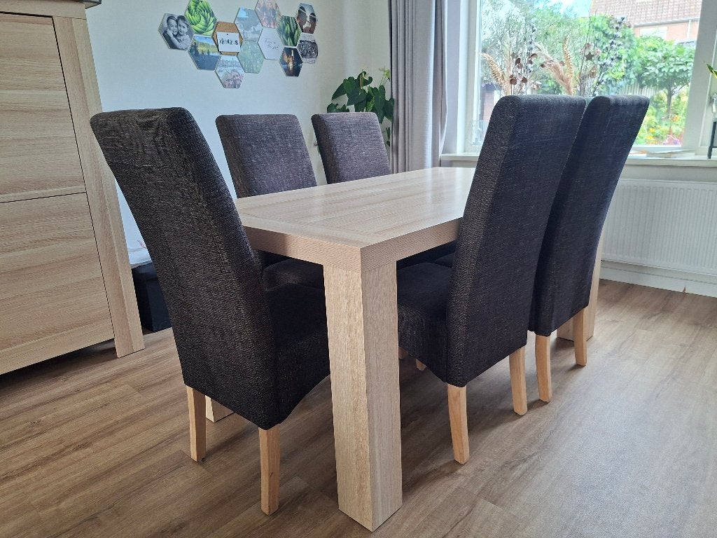 Gratis af te halen: eettafel met 6 stoelen, Huis en Inrichting, Tafels | Eettafels, Ophalen, Gebruikt, Overige materialen, 50 tot 100 cm