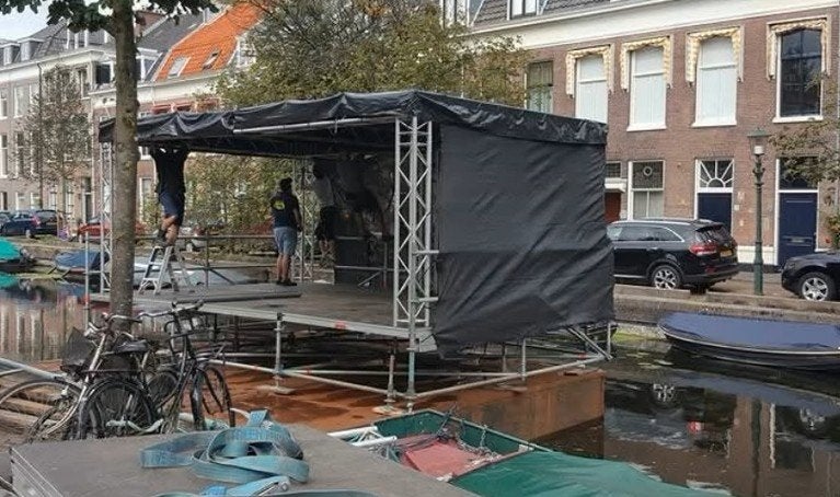 diverse buiten en binnen podia te huur, Ophalen