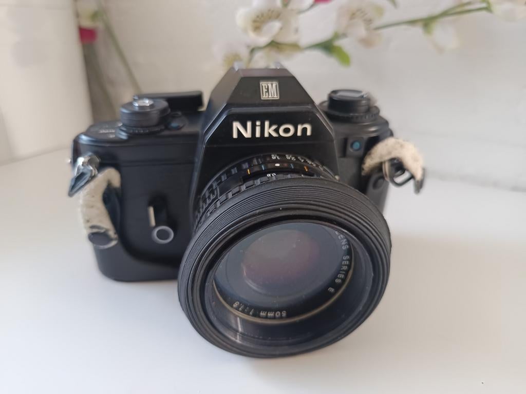 Nikon EM analoge spiegelreflexcamera met 50mm lens, Audio, Tv en Foto, Fotocamera's Analoog, Ophalen of Verzenden, Spiegelreflex