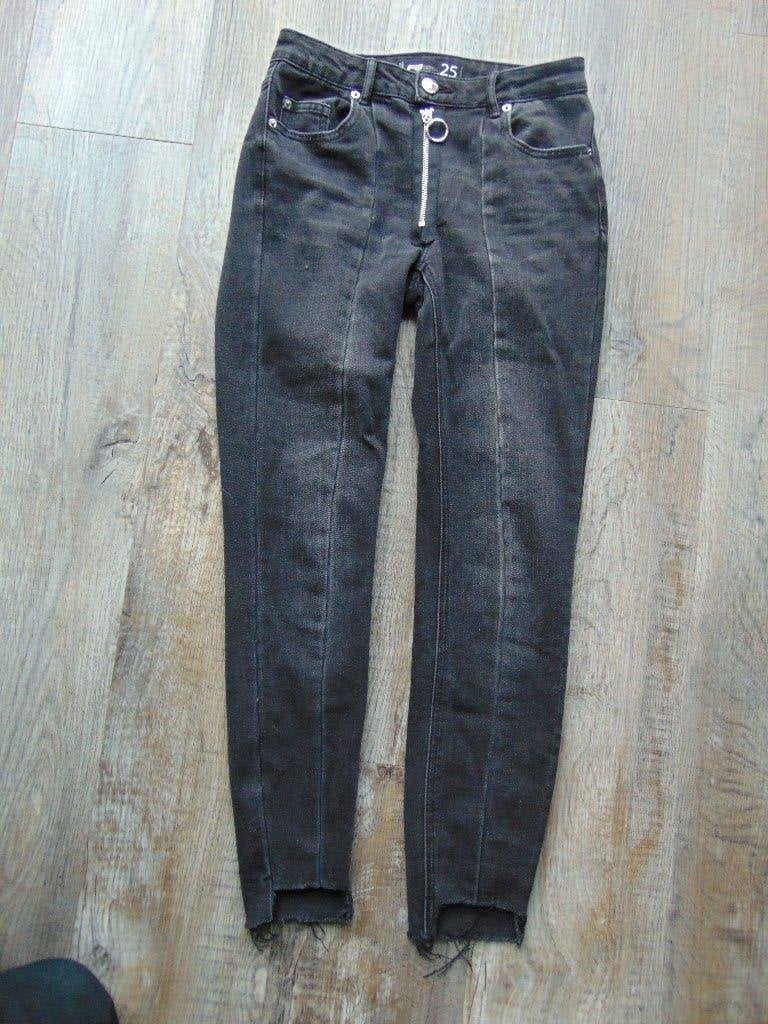 FB Sister lange broek donkergrijs spijkerbroek W25 (XXS), Kleding | Dames, Zwart, Ophalen of Verzenden, Zo goed als nieuw, W27 (confectie 34) of kleiner