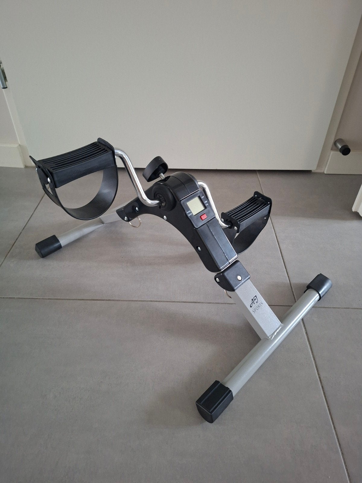 AJ Sports Stoelfiets - Compacte thuistrainer, Sport en Fitness, Fitnessmaterialen, Ophalen, Gebruikt, Benen, Overige typen