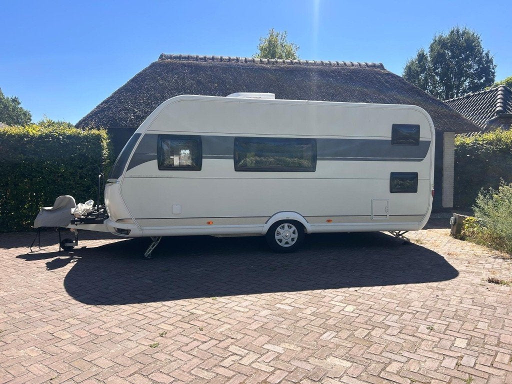Hobby 490 KMF Excellent 2022 | 3 stapelbed | Airco | 6p, Voortentlamp, Treinzit, Particulier, 5 tot 6 meter