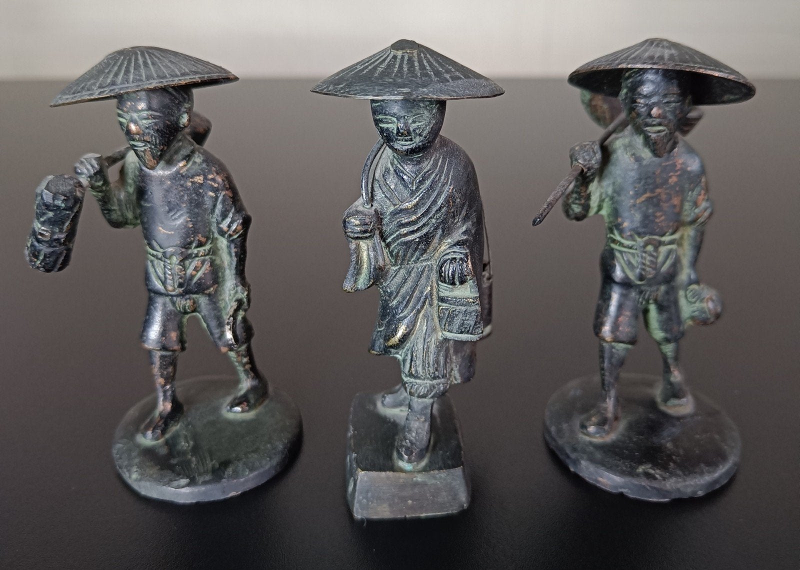 Set van drie  bronzen Aziatische beeldjes., Groep mensen, Minder dan 20 cm, Ophalen of Verzenden, Beeld