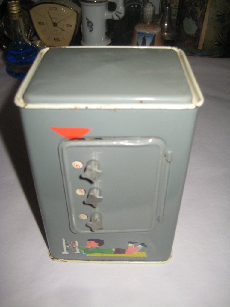 leuke spaarpot in vorm van een kluis foreign (retro), Verzamelen, Spaarpotten, Ophalen of Verzenden, Zo goed als nieuw, Metaal of Blik