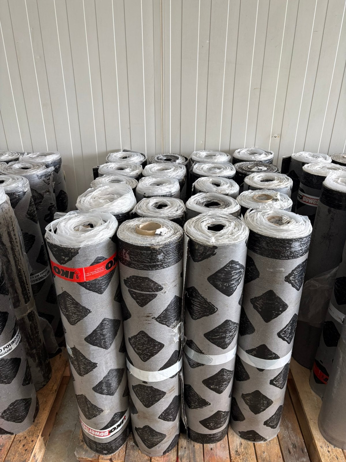 PALLETS IKO 6M witte leislag, Doe-het-zelf en Verbouw, Dakpannen en Dakbedekking, Ophalen, Steen of Klei, Zwart, Zo goed als nieuw