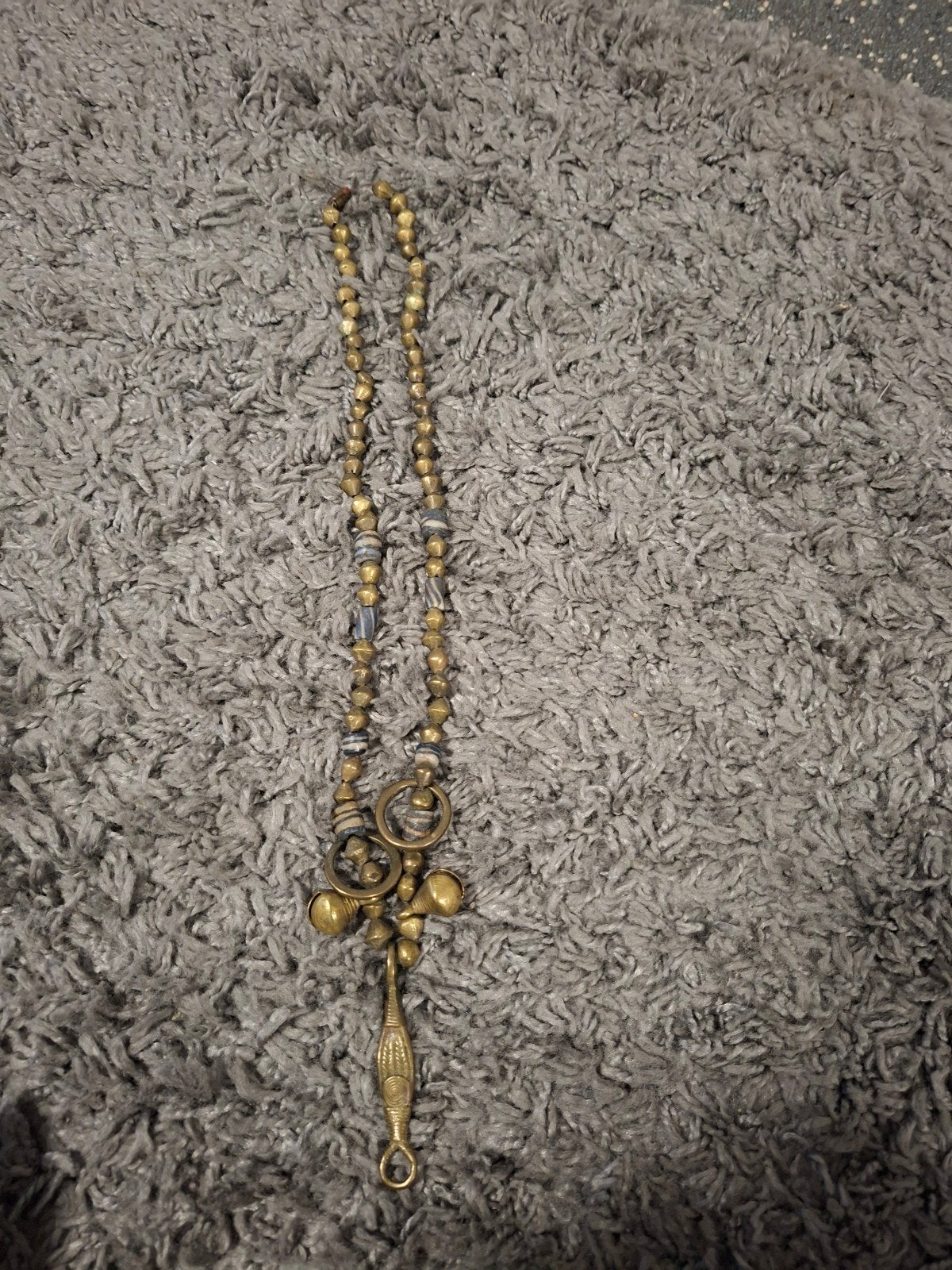Unieke handgemaakte kralenketting met metalen hangers, Sieraden, Tassen en Uiterlijk, Gebruikt, Bruin, Ophalen of Verzenden, Overige materialen