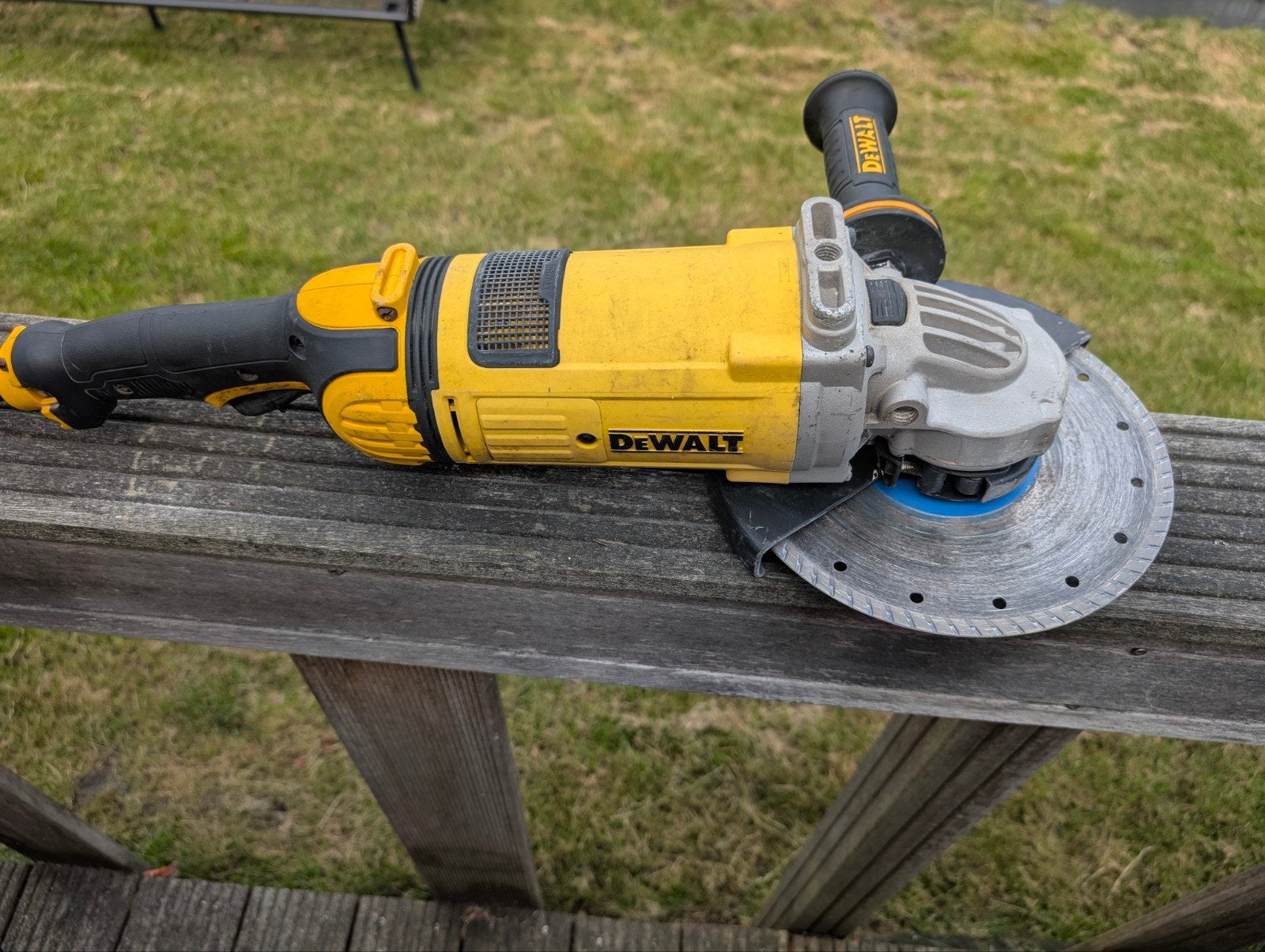 DeWalt DWE4559-QS Haakse Slijper 230mm met Diamantschijf, Ophalen of Verzenden, Gebruikt, 1000 watt of meer, Haakse handslijpmachine