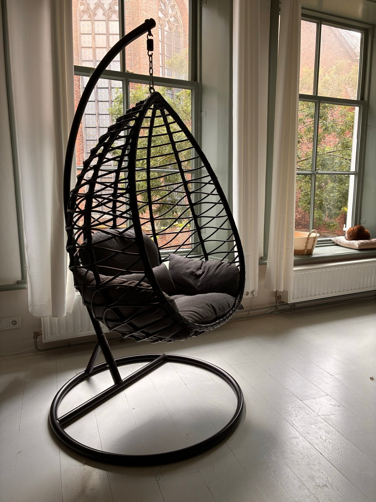 Comfortabele zwarte egg stoel met standaard en kussens, Huis en Inrichting, Ophalen, Zwart, Zo goed als nieuw, Metaal