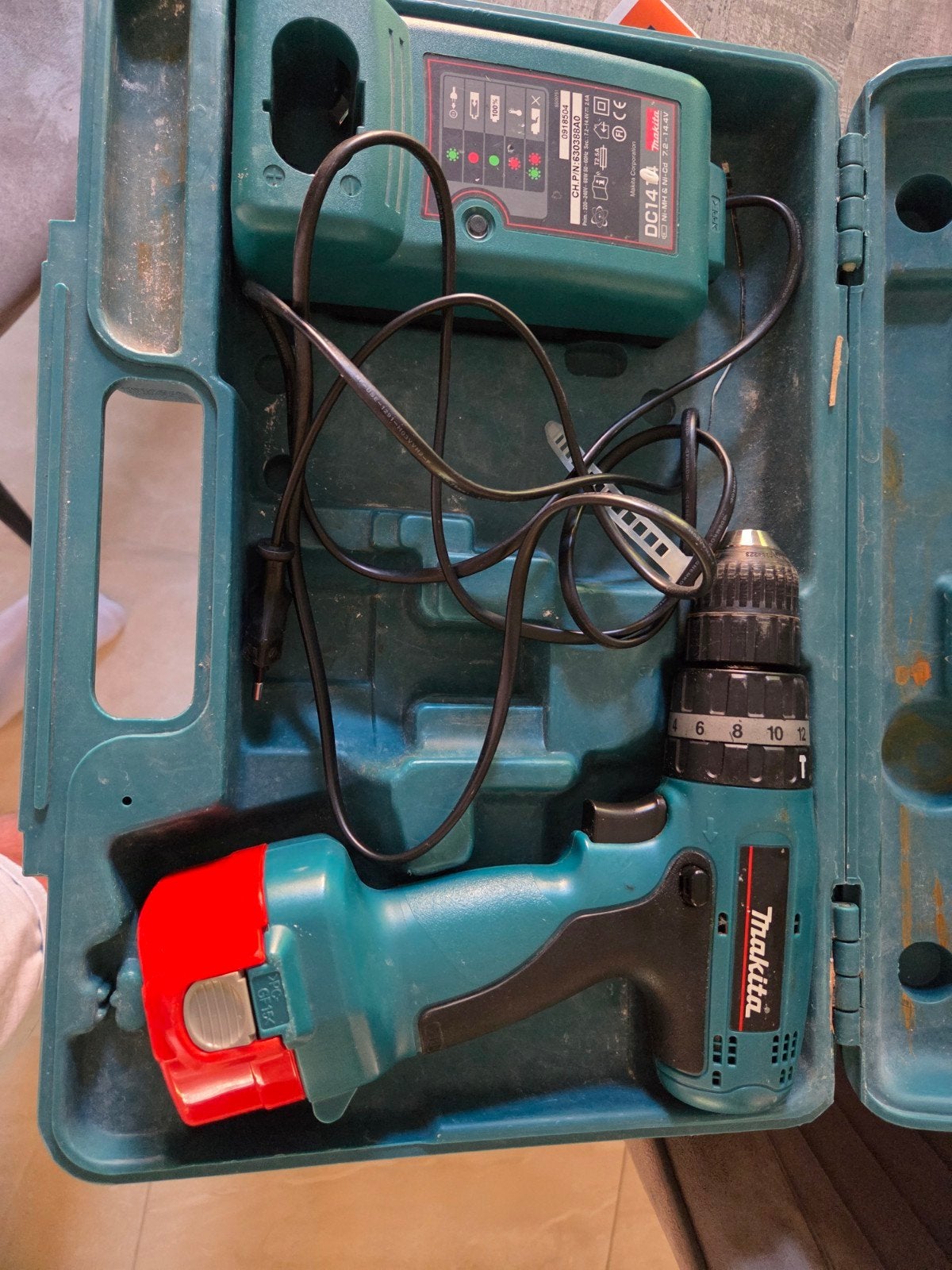 Makita Boormachine met lader (accu defect), Ophalen of Verzenden