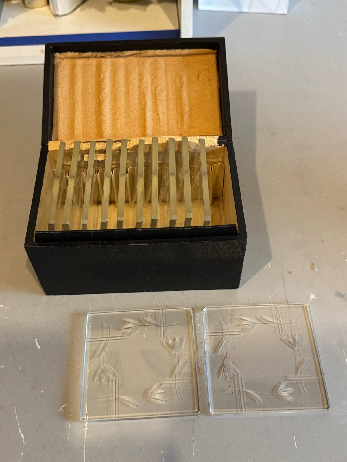 Vintage gegraveerde glazen onderzetters (12 stuks), Gebruikt, Glasonderzetter, Ophalen of Verzenden, Met opbergdoos